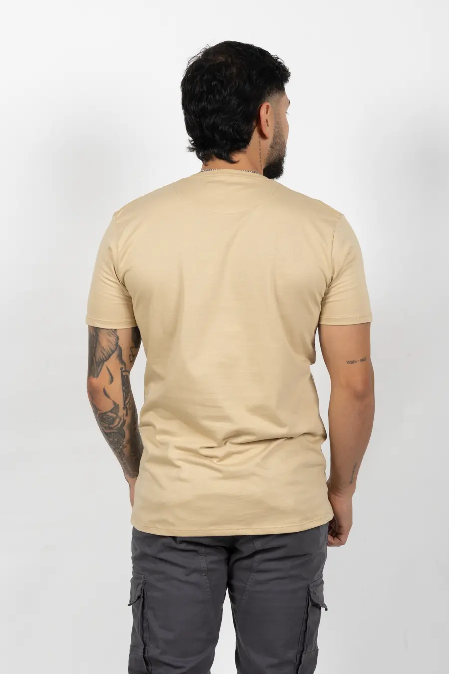 Camiseta de Hombre Slim Fit Manga Corta Cuello Redondo Vainilla 100625