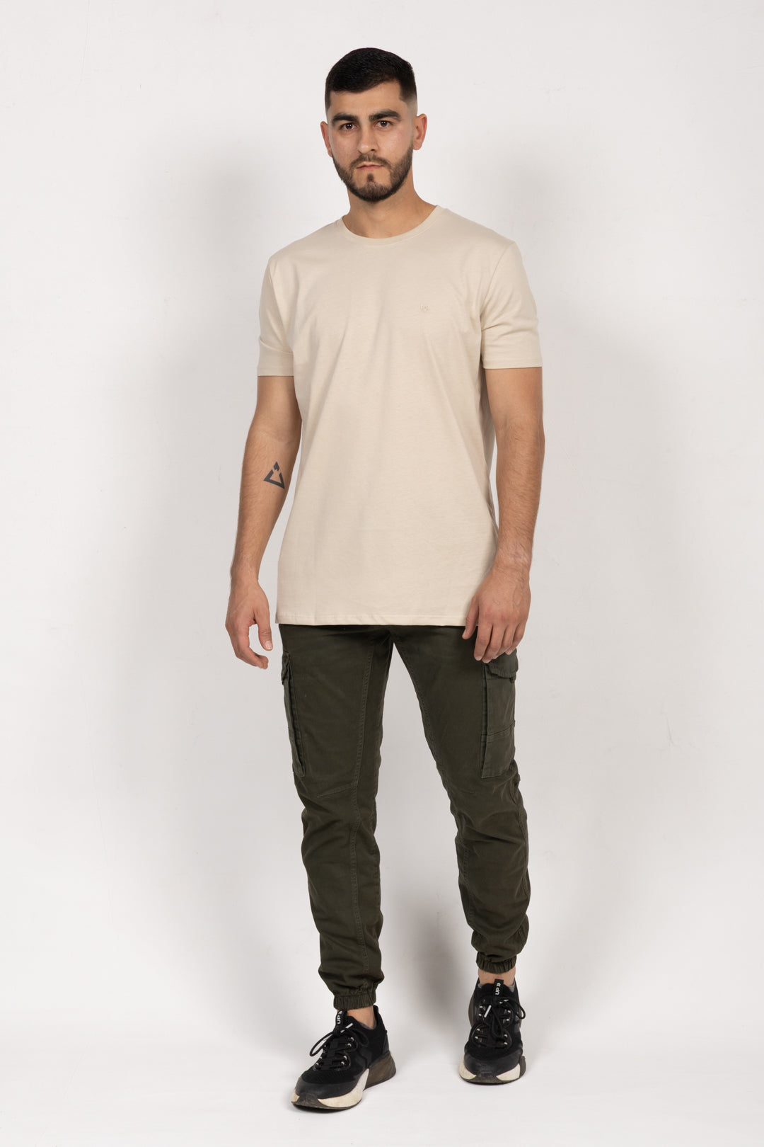 Camiseta de Hombre Slim Fit Manga Corta Cuello Redondo. Crema - 101003