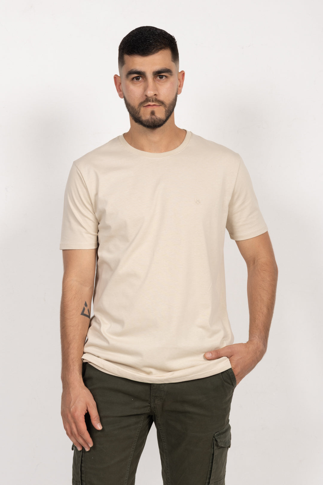 Camiseta de Hombre Slim Fit Manga Corta Cuello Redondo. Crema - 101003