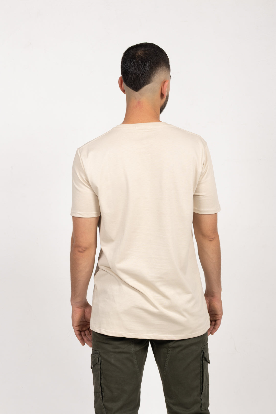 Camiseta de Hombre Slim Fit Manga Corta Cuello Redondo. Crema - 101003