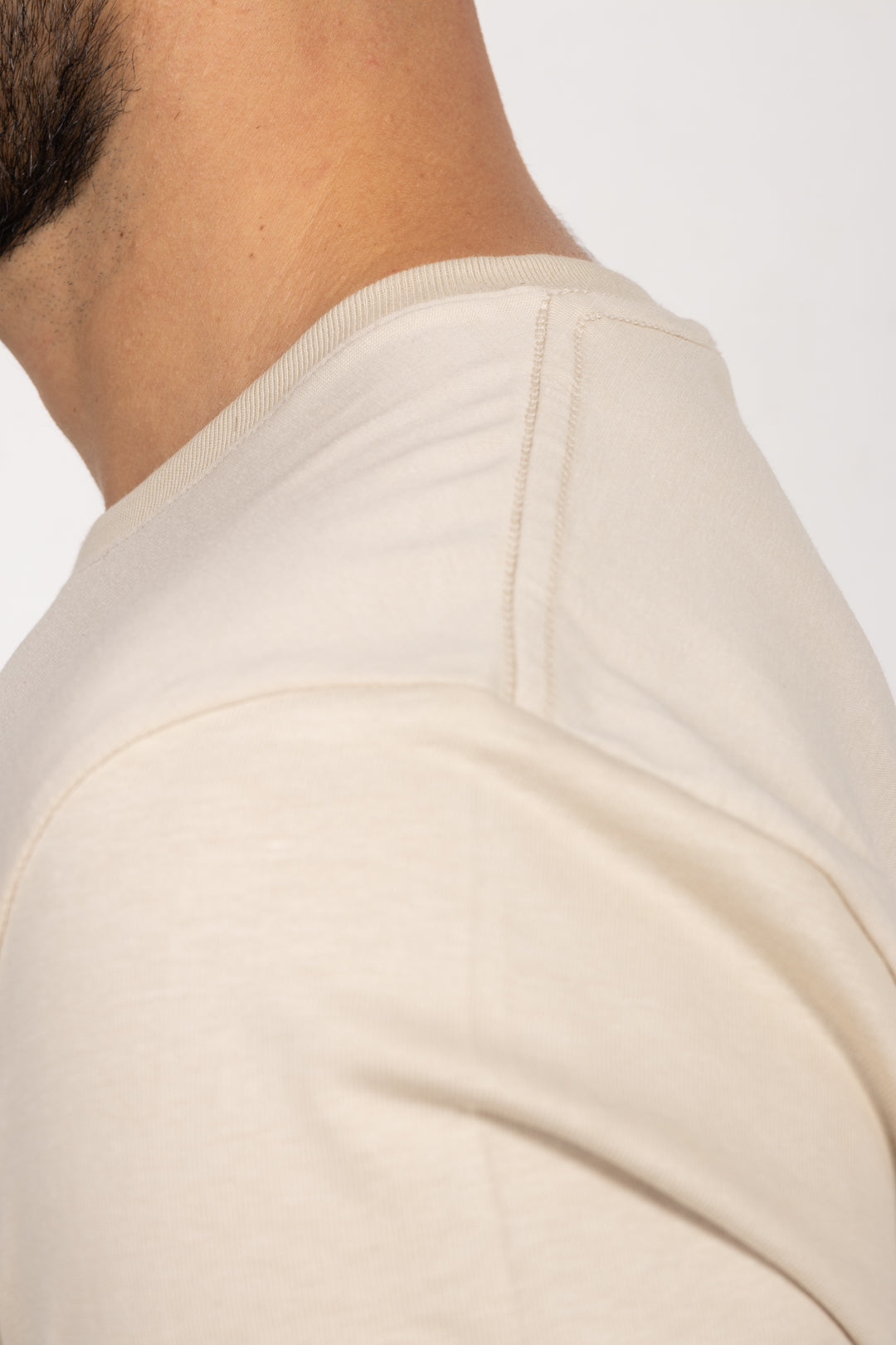 Camiseta de Hombre Slim Fit Manga Corta Cuello Redondo. Crema - 101003