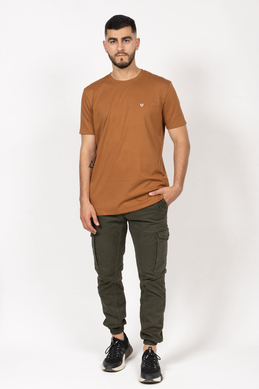 Camiseta de Hombre Slim Fit Manga Corta Cuello Redondo. Caki - 101005