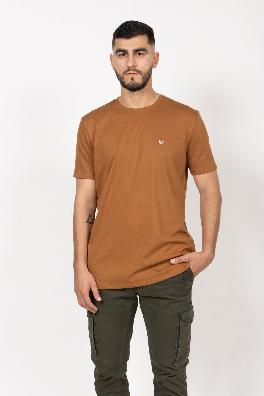 Camiseta de Hombre Slim Fit Manga Corta Cuello Redondo. Caki - 101005