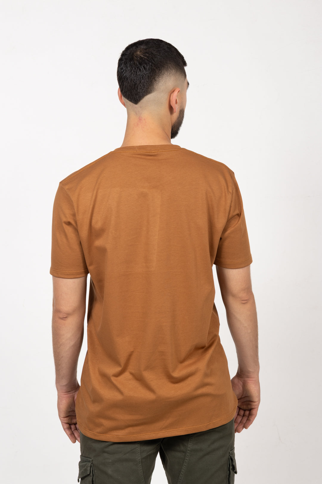 Camiseta de Hombre Slim Fit Manga Corta Cuello Redondo. Caki - 101005