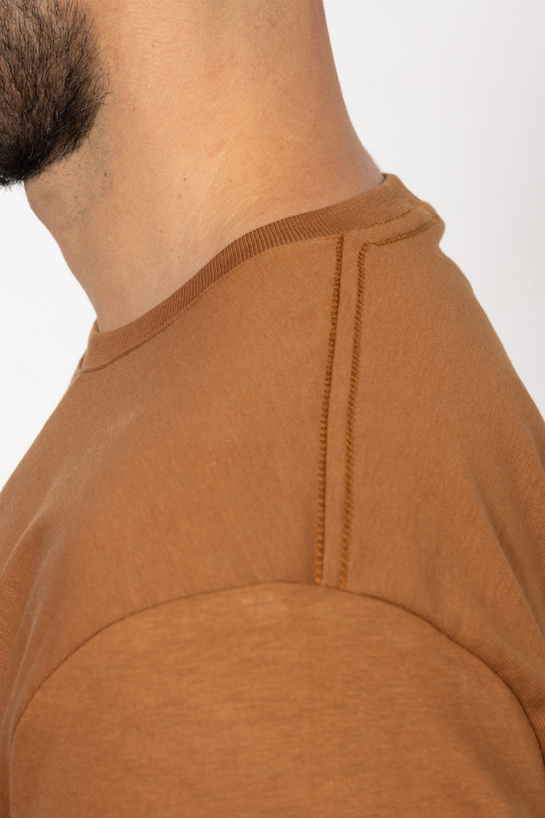 Camiseta de Hombre Slim Fit Manga Corta Cuello Redondo. Caki - 101005