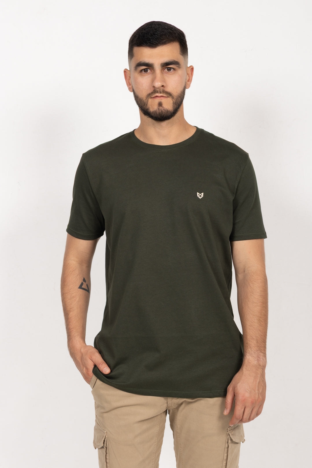 Camiseta de Hombre Slim Fit Manga Corta Cuello Redondo. Verde Militar - 101008