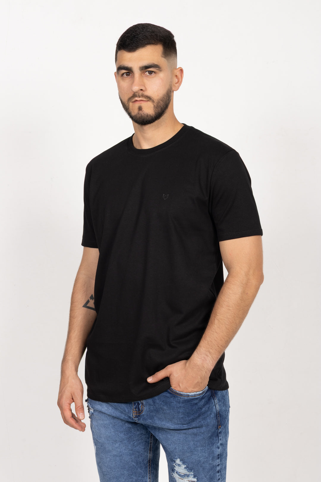 Camiseta de Hombre Slim Fit Manga Corta Cuello Redondo. Negro - 101010