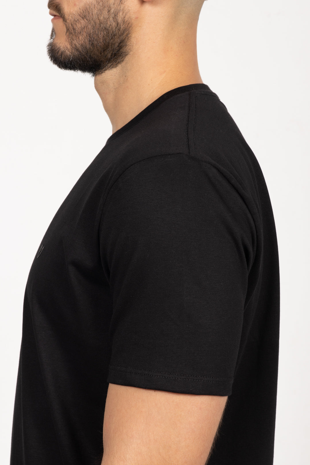 Camiseta de Hombre Slim Fit Manga Corta Cuello Redondo. Negro - 101010