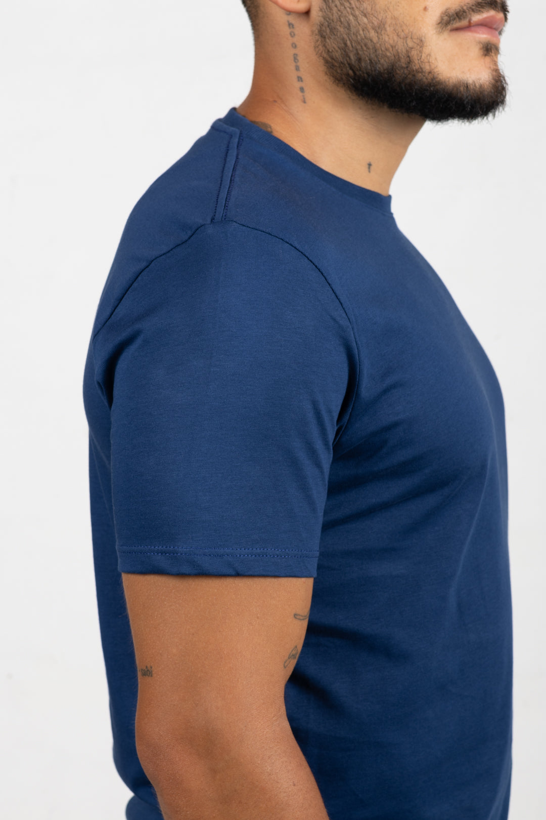 Camiseta de Hombre Slim Fit Manga Corta Cuello Redondo. Azul Electrico - 101012