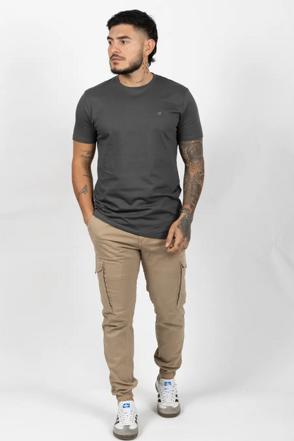 Camiseta de Hombre Slim Fit Manga Corta Cuello Redondo. Gris Carbon - 101016