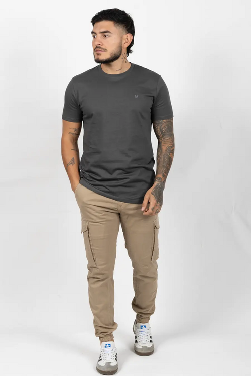 Camiseta de Hombre Slim Fit Manga Corta Cuello Redondo. Gris Carbon - 101016