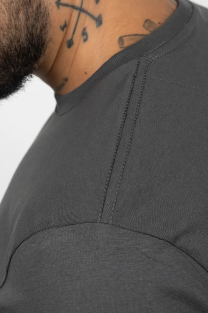 Camiseta de Hombre Slim Fit Manga Corta Cuello Redondo. Gris Carbon - 101016