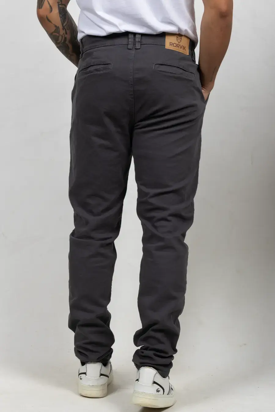 Pantalón Tipo Chino Regular Fit para Hombre Gris Raton 150303