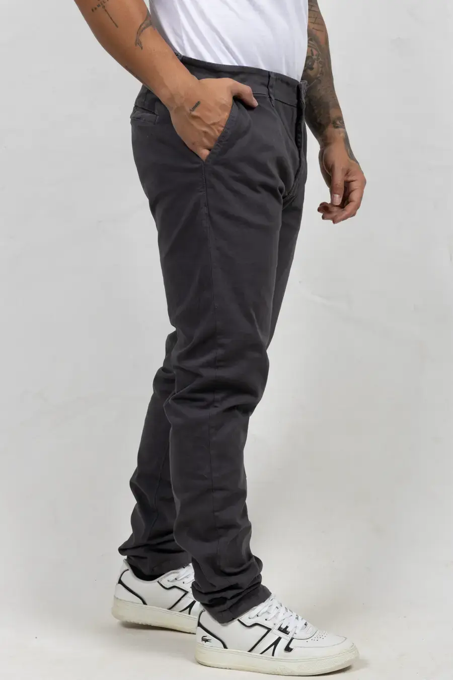 Pantalón Tipo Chino Regular Fit para Hombre Gris Raton 150303