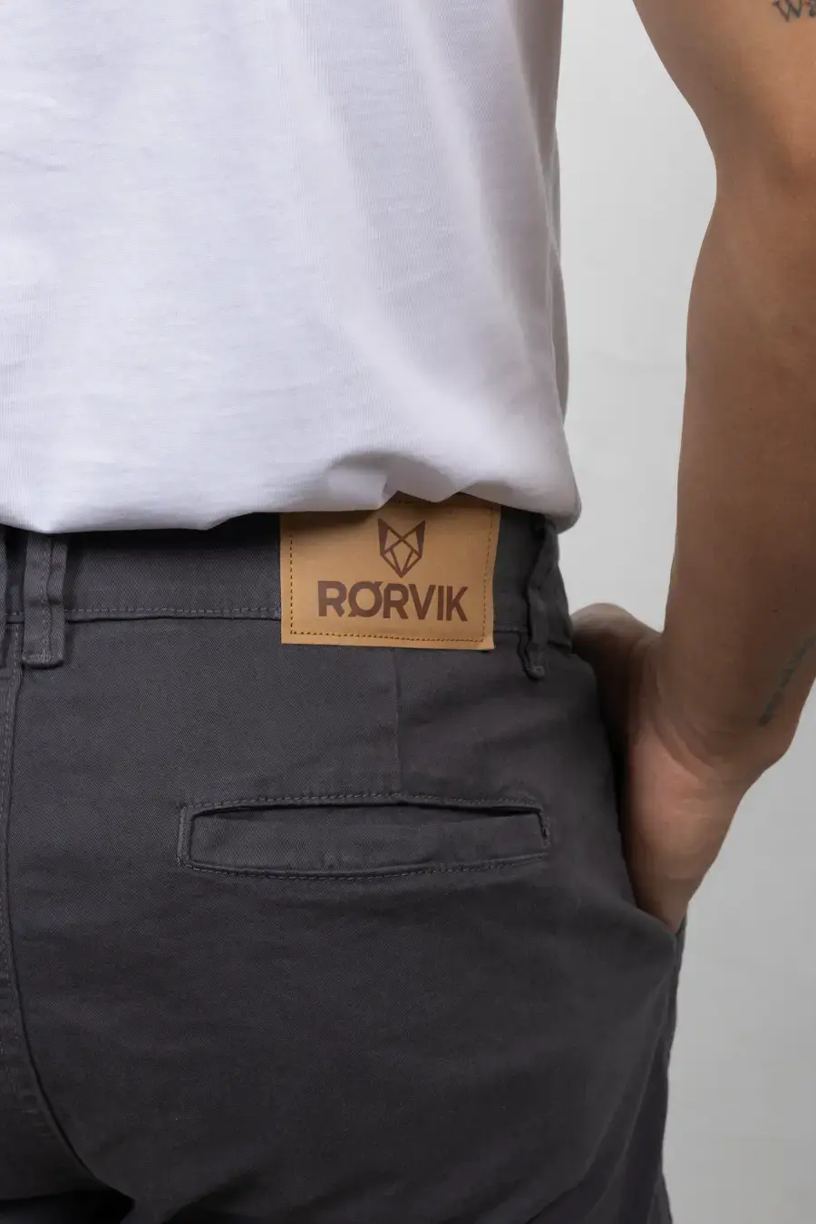 Pantalón Tipo Chino Regular Fit para Hombre Gris Raton 150303