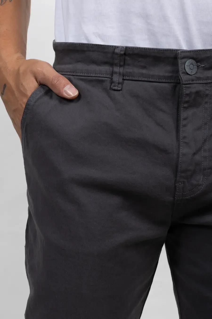 Pantalón Tipo Chino Regular Fit para Hombre Gris Raton 150303