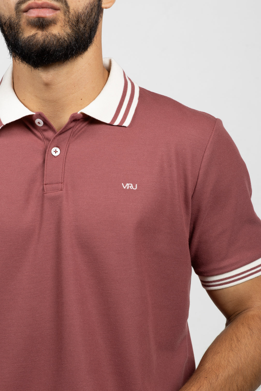 Camiseta Tipo Polo de Hombre. Granate - 170335