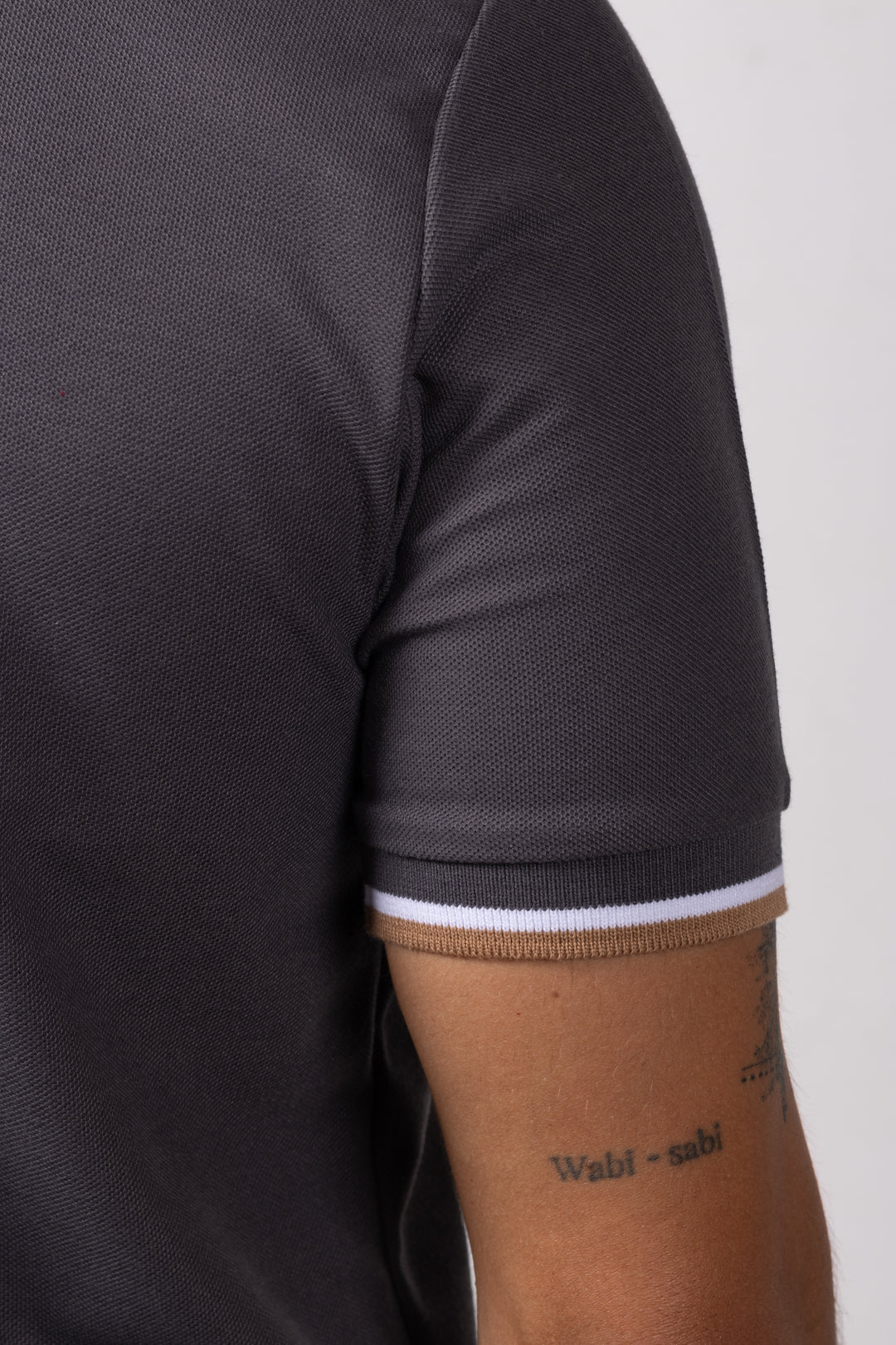 Camiseta Tipo Polo de Hombre. Gris Oscuro - 170504
