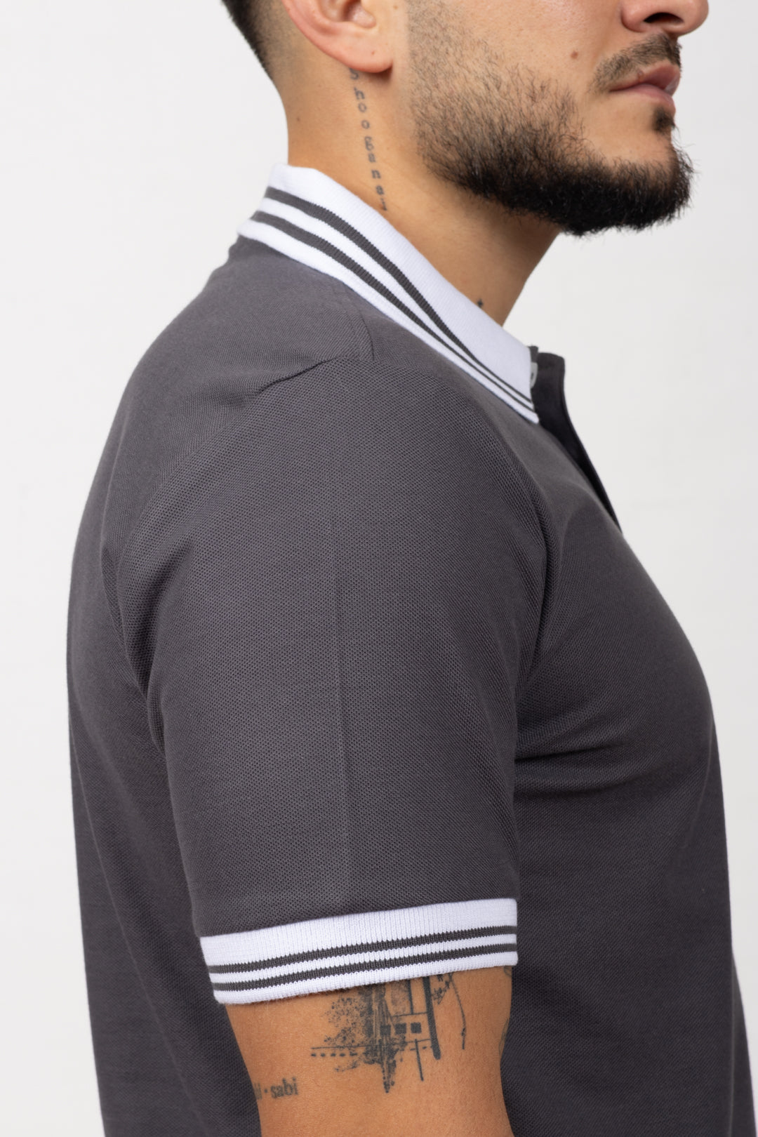 Camiseta Tipo Polo de Hombre Gris Oscuro 170521